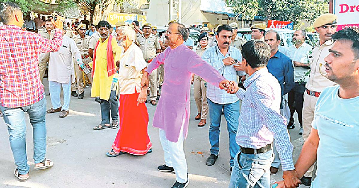 Protest ends as grandson allowed to worship at temple